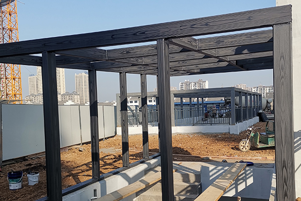 江蘇鎮(zhèn)江市遠(yuǎn)洋香奈河畔三期車庫(kù)入口廊架木紋漆施工項(xiàng)目